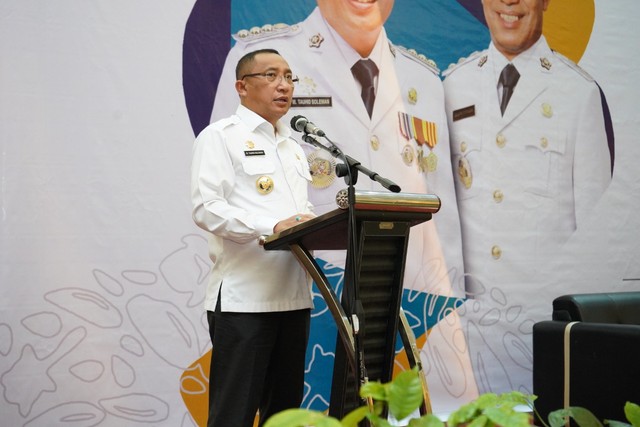 Wali Kota Ternate, Tauhid Soleman, saat membuka Forum Perangkat Daerah dan Musrenbang Rencana Kerja Perangkat Daerah Kota Ternate tahun 2023 di Royal Resto. Foto: Istimewa