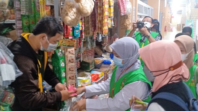Petugas mengambil sampel bahan pangan di salah satu kios Pasar Legi, Solo, Rabu (20/04/2022). FOTO: Agung Santoso