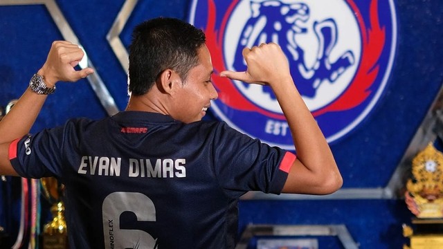 Evan Dimas diperkenalkan sebagai pemain anyar Arema FC. Foto: Instagram/@aremafcofficial