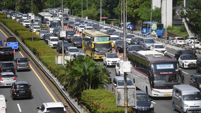 Sejumlah kendaraan pemudik dari arah Tol Jakarta-Cikampek memasuki Tol Dalam Kota di Jakarta, Jumat (6/5/2022). Foto: Akbar Nugroho Gumay/ANTARA FOTO