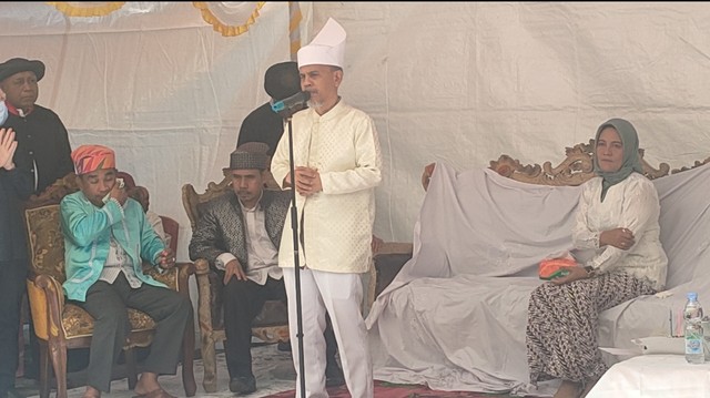 Sultan Ternate, Hidayatullah Sjah, memberikan sambutan di sela-sela prosesi Doru Gam di Afe Taduma, Pulau Ternate. Foto: Istimewa