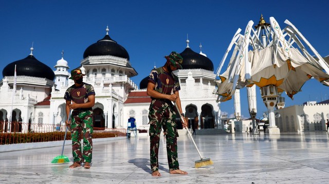 Foto: Seratusan TNI Bakti Bersihkan Masjid Raya Baiturrahman Aceh  (8650)