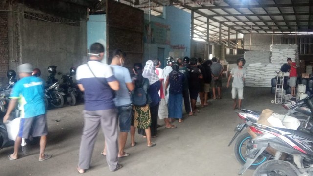 Antrian pedagang ecer hendak membeli minyak goreng curah di salah satu distributor di Jogja. Foto: Istimewa