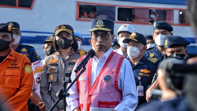 Menhub Budi Karya Sumadi cek kelaikan kapal di Pelabuhan Muara Angke, Jakarta, Selasa (3/5/2022). Foto: Kemenhub RI