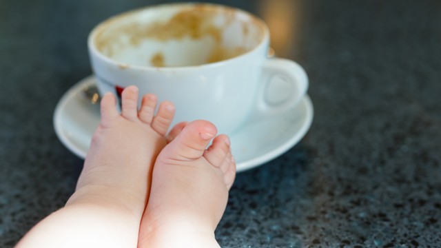 Ilustrasi bayi di samping gelas kopi. Foto: Irina Wilhauk/Shutterstock