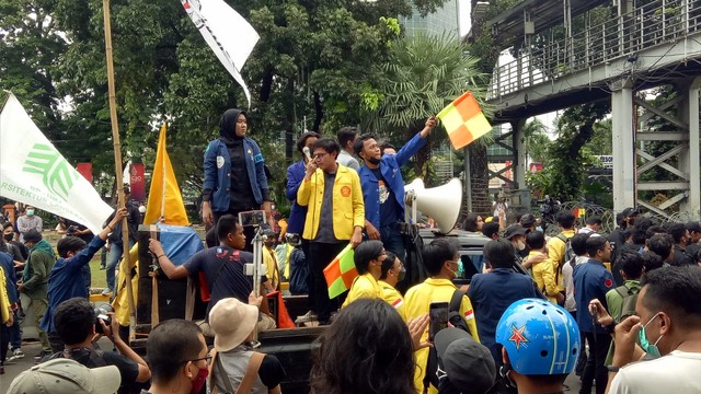 Massa aksi mahasiswa merapat ke arah pagar berduri yang didirikan oleh aparat kepolisian di Monas, Jakarta, Kamis (21/4/2022). Foto: Aprilandika Pratama/kumparan