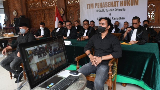 Terdakwa Unlawful Killing anggota Laskar FPI Ipda M Yusmin Ohorella (kiri) dan Briptu Fikri Ramadhan (kanan) mengikuti sidang putusan yang digelar secara virtual di Jakarta, Jumat (18/3/2022). Foto: Sigid Kurniawan/ANTARA FOTO