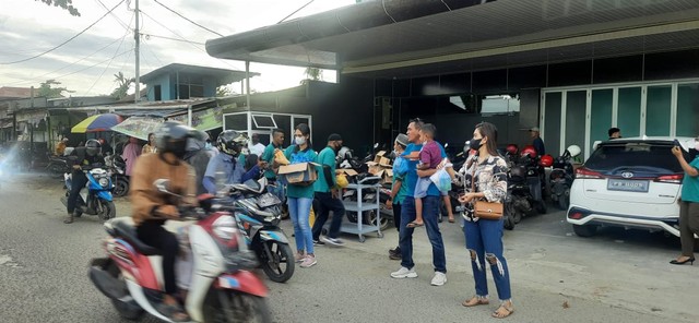 Direktur dan staf Darefan Hotel Sorong bagi-bagi 200 takjil gratis kepada pengendara dan pejalan kaki