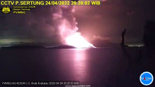 Erupsi Gunung Anak Krakatau pada Minggu (24/4) pukul 20.20 WIB. | Foto: Ist
