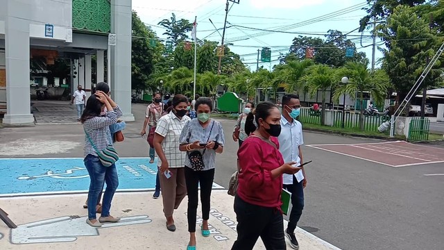 Belasan relawan dan tenaga kesehatan yang menangani COVID-19 di RSUD Tc Hillers Maumere saat mengadu ke Kejaksaan Negeri Sikka beberapa waktu lalu. Foto : Albert Aquinaldo
