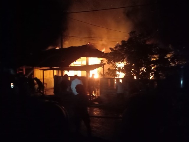 Satu rumah warga di Halmahera Selatan ludes terbakar. Api juga membakar kios dan pangkalan minyak tanah milik warga lainnya. Foto: Istimewa