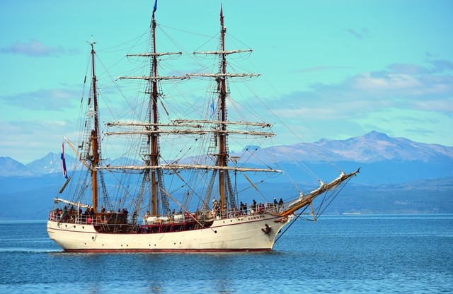 Ilustrasi kapal yang terapung di atas laut. Foto. dok. Meg Jerrard (Unsplash.com)