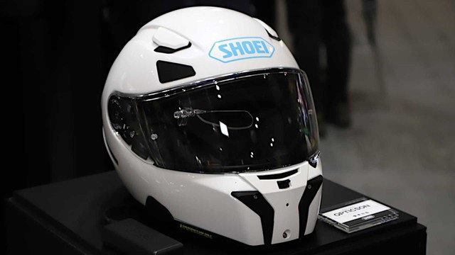 Prototipe helm dengan fitur Head Up Display dari Shoei. Foto: rideapart.com