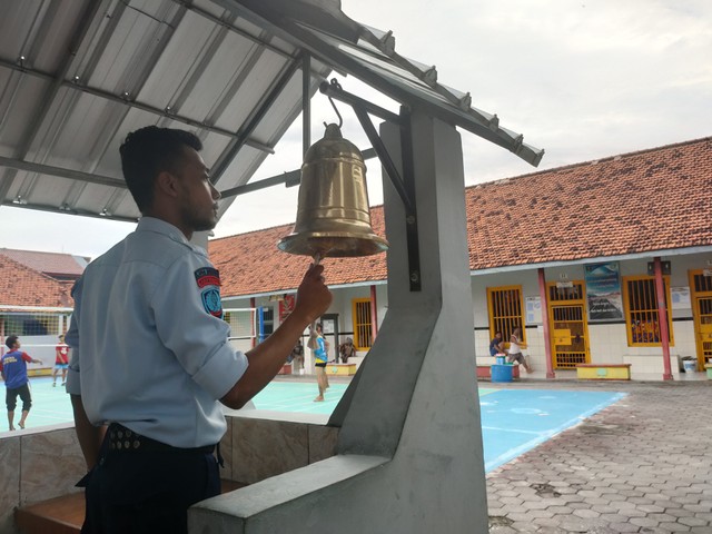 Petugas Lapas Brebes Berada di Pos Blok Hunian Dengan Lonceng (Foto : Humas Lapas Brebes)