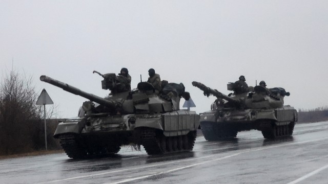 Tank bergerak ke kota, setelah Presiden Rusia Vladimir Putin mengizinkan operasi militer di Ukraina timur, di Mariupo, Ukraina, Kamis (24/2/2022). Foto: Carlos Barria/REUTERS