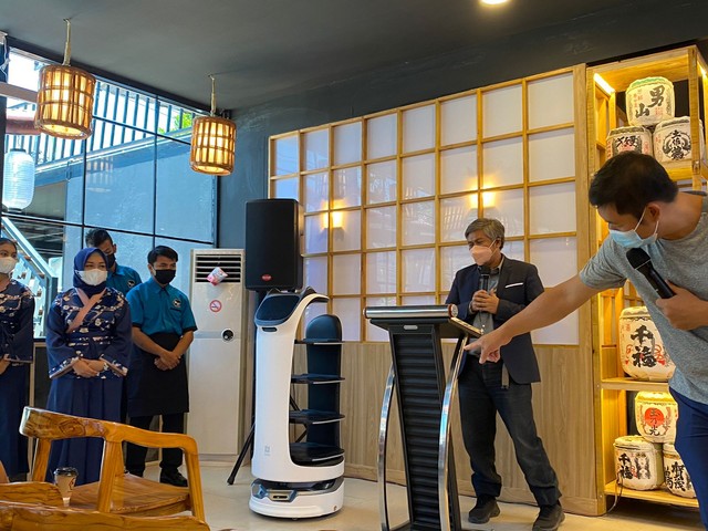 Pelayanan Robot di Resto Jepang