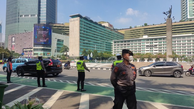 Polisi, Dishub, dan Satpol PP berjaga di sekitaran Bundaran HI, Jakarta, amankan Parade MotoGP, Rabu (16/3). Foto: Jonathan Devin/kumparan