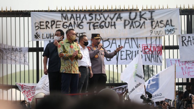 Kapolri Jenderal Listyo Sigit Prabowo (kanan) temui massa demo 11 April di Gedung DPR RI, Jakarta, Senin (11/4/2022). Foto: Aditia Noviansyah/kumparan