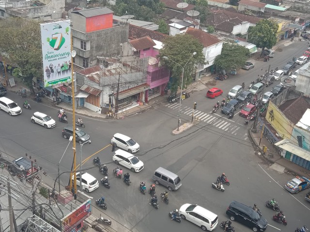 Kepadatan arus lalu lintas di Simpang 3 Blimbing, Kota Malang. Foto: M Sholeh