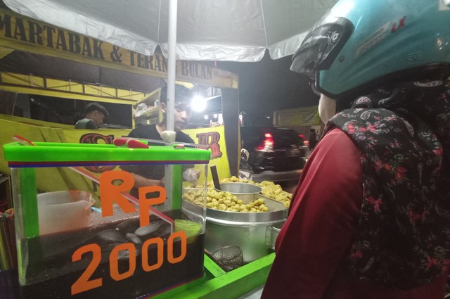 Penjual pentol di Surabaya. Memilih jajanan harus berhati-hati karena tidak sedikit pedagang yang mencampurnya dengan boraks. Foto: Masruroh/Basra