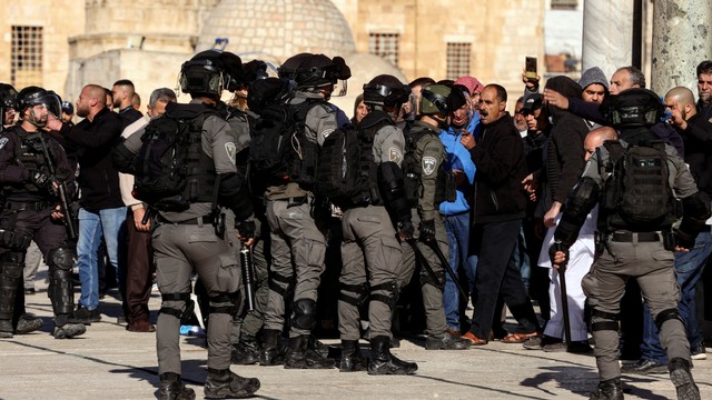 Pasukan keamanan Israel bentrok dengan pengunjuk rasa Palestina di kompleks Masjid Al-Aqsa, di Kota Tua Yerusalem, Jumat (15/4/2022). Foto: Ammar Awad/REUTERS