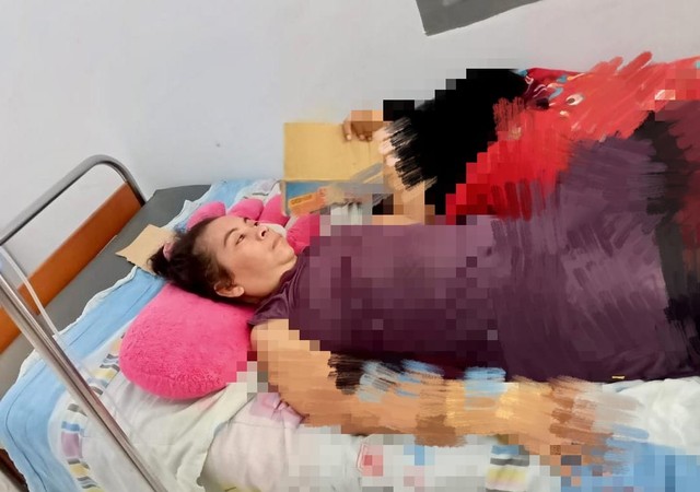 Wa Ode Rahmawati, seorang IRT asal Bau-Bau Sulawesi Tenggara ini terbaring di RSUD Sanana. Ia mengalami lumpuh diduga setelah disuntik vaksin tahap II di Kepulauan Sula. Foto: Iwan Setiawan/cermat