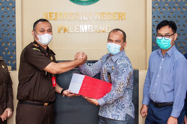 Kanwil DJP Sumsel Babel serahkan tersangka pidana perpajakan di Kejaksaan Negeri Palembang, Kamis (10/3).