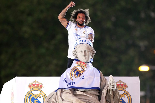 Pemain Real Madrid Marcelo merayakan kemenangan La Liga di air mancur Cibeles di Madrid, Spanyol, Sabtu (30/4/2022). Foto: Isabel Infantes/REUTERS
