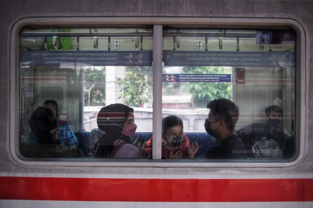 Penumpang KRL memadati Stasiun Tanah Abang, Jakarta Pusat, Rabu (9/3/2022).  Foto: Jamal Ramadhan/kumparan