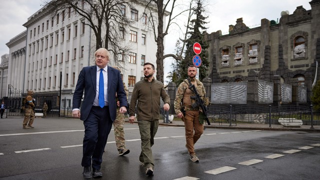 Presiden Ukraina Volodymyr Zelenskiy dan Perdana Menteri Inggris Boris Johnson berjalan di Pusat Kiev, Ukraina, Sabtu (9/4/2022). Foto: Layanan Pers/Handout Kepresidenan Ukraina melalui REUTERS