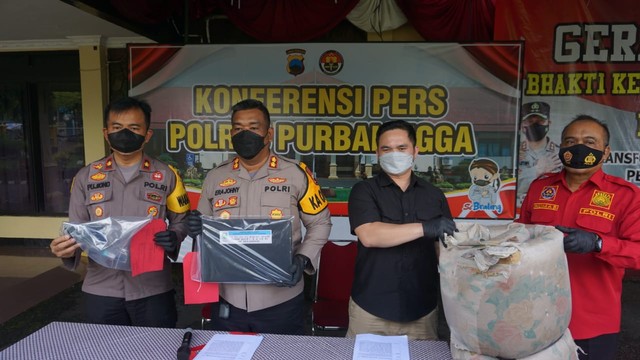 Jumpa pers kasus pelecehan guru SMP Negeri di Kabupaten Purbalingga. Foto: Polres Purbalingga