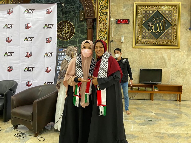Ustadzah Lulung bersama salah satu peserta yang berdonasi untuk bantuan musim dingin di negara konflik