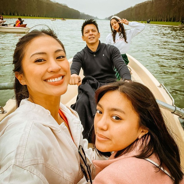 Tyna Dwi Jayanti bersama Ariel NOAH, Alleia, dan Anya Geraldine. Foto: Instagram/@tynadwijayanti