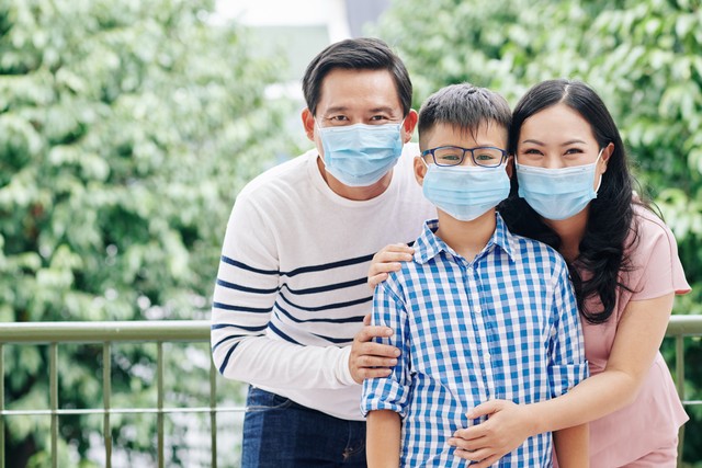 Ilustrasi keluarga yang sehat di masa pandemi. Foto: Dragon Images/Shutterstock