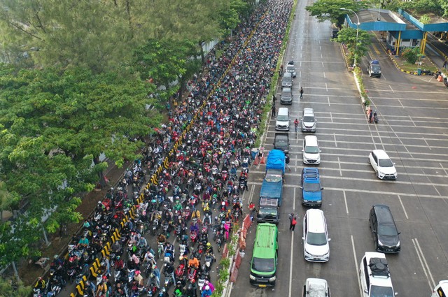 Foto udara pemudik bersepeda motor antre untuk memasuki Pelabuhan Merak di Banten, Sabtu (30/4/2022). Foto: Akbar Nugroho Gumay/Antara Foto