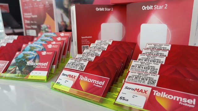 Produk kartu perdana Telkomsel PraBayar dan model Telkomsel Orbit. Foto: Aditya Panji/kumparan