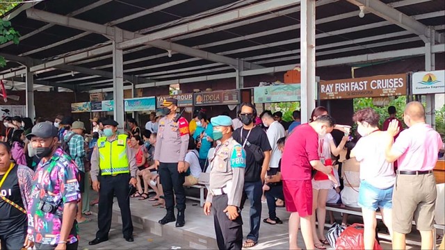 Situasi penyebrangan di Dermaga Pantai Sanur saat libur lebaran 2022. Foto: Dok. Polresta Denpasar