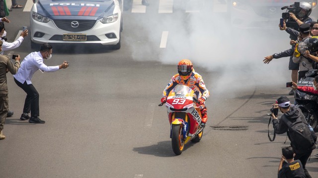 Pembalap Repsol Honda Team MotoGP Marc Marquez beraksi pada parade MotoGP di Jalan M.H. Thamrin, Jakarta, Rabu (16/3/2022). Foto: Aditia Noviansyah/kumparan