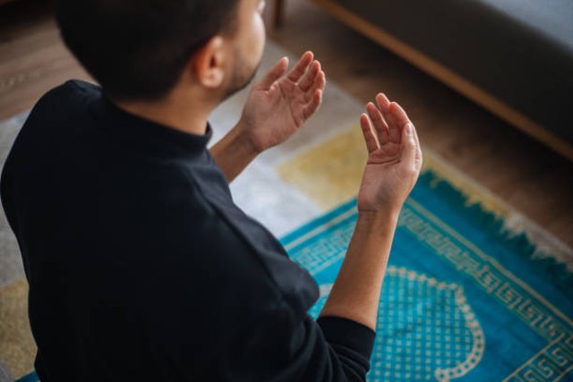 Ilustrasi seseorang membaca bacaan doa qunut latin, arab, dan artinya. Foto: Unsplah.com