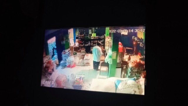 Rekaman video amatirdi salah satu toko sembako yang belum diketahui lokasinya. FOTO: Agung Santoso  