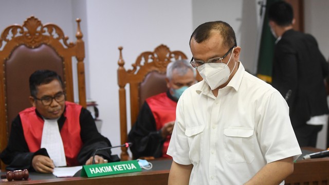 Terdakwa kasus dugaan penistaan agama Ferdinand Hutahaean berjalan meninggalkan ruang sidang seusai pembacaan vonis di PN Jakarta Pusat, Jakarta, Selasa (19/4/2022). Foto: Akbar Nugroho Gumay/ANTARA FOTO