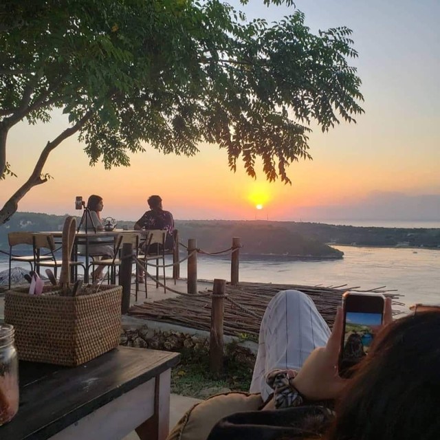 Menikmati Sunset Terbaik Pulau Nusa Penida di Green Kubu (10817)