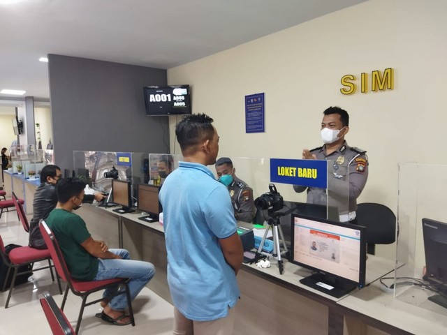 Pelayanan SIM di Polresta Barelang. (Foto: Reza/Batamnews)