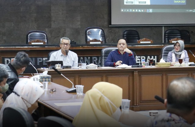 Tim Asistensi Pemerintah Kota Cirebon menyampaikan ekspos kepada Pansus DPRD terkait LKPj Wali Kota Cirebon tahun 2021. (Foto: Humas DPRD Kota Cirebon)