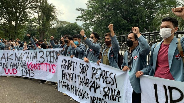 Sejumlah mahasiswa yang tergabung dalam Poros Revolusi Mahasiswa Bandung (PRMB) mulai mendatangi Gedung Sate Bandung, Jawa Barat untuk melakukan unjuk rasa pada Senin (11/4/2022). Foto: Dok. Ulfah Salsabilah