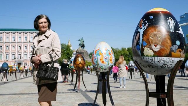 Motif desain Pysanka melukiskan era pra kristen dan budaya-budaya Slavia awal. Ada juga yang menyebut torehan di telur menunjukkan masa neolitik nenek moyang orang Ukraina. (REUTERS/Valentyn Ogirenko)
