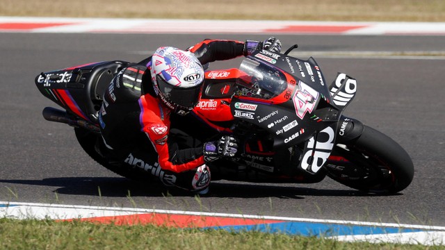 Pebalap Aprilia Racing Aleix Espargaro saat balapan Grand Prix Argentina di sirkuit Autodromo Internacional, Termas de Rio Hondo, Argentina. Foto: Agustin Marcarian/REUTERS