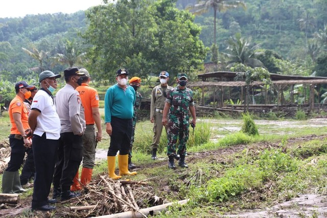 Pemkab Malang Bersihkan Sungai dan Saluran Irigasi Pasca Banjir Bandang (39695)