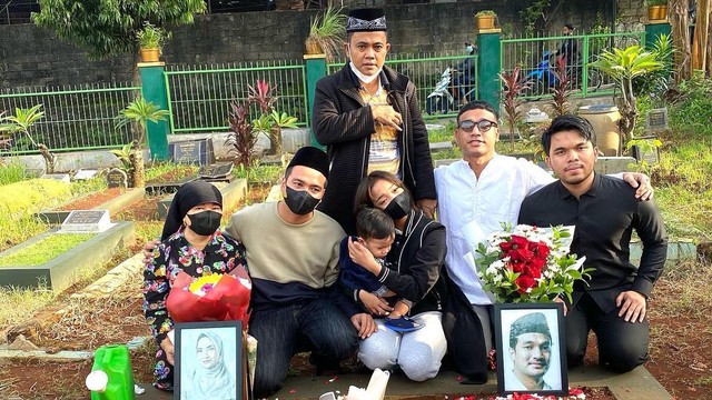 Keluarga Fuji ziarah ke makam Vanessa Angel dan Bibi Andriansyah. Foto: Instagram/@dewizuhriati