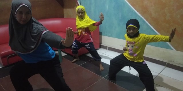 Pelajar di Surabaya yang sedang berlatih pencak silat. Sebuah studi menunjukkan sejak usia 14 tahun, banyak remaja putri yang mulai kehilangan ketertarikan untuk berolahraga. Foto: Masruroh/Basra